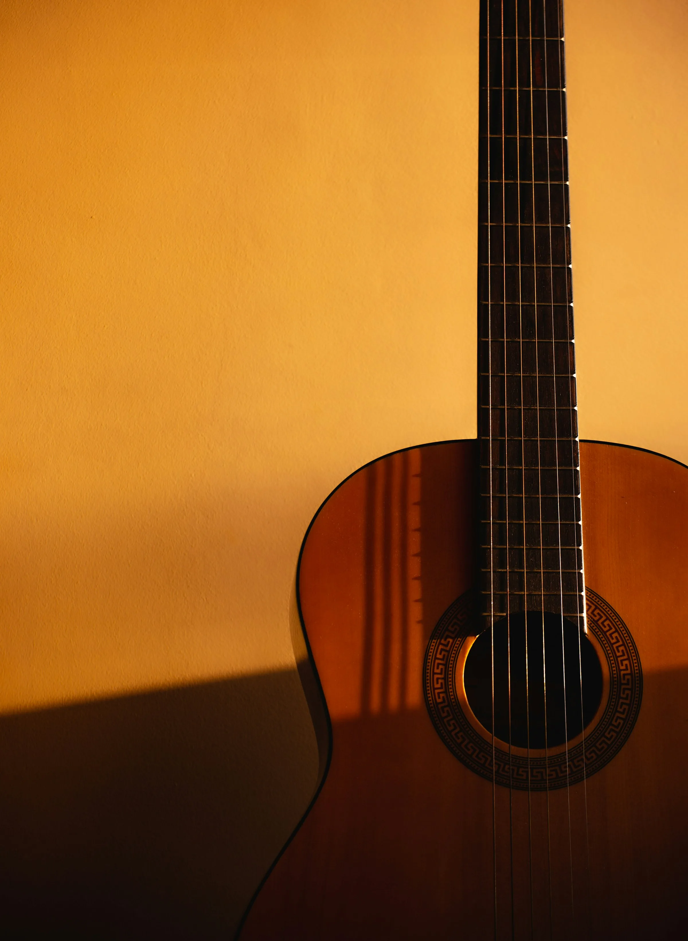 Guitarra clásica con luz dramática, placeholder de stock